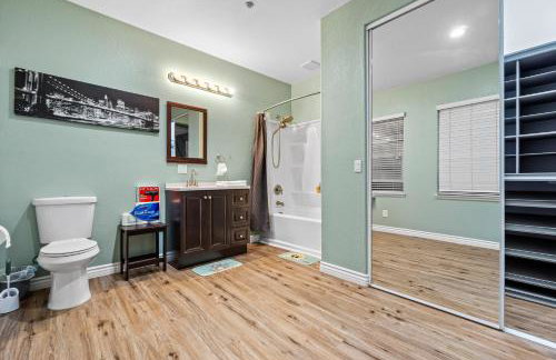 Entire Private Home with 5 Bedrooms 4 Bathrooms 3000 Sq ft Villa, Pool, Hot Tub, Nature, Garage, Winery, Available Now - Foto 71