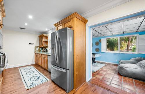 Centrally Located 4BD Oasis with Pool & Movie Patio - Foto 39