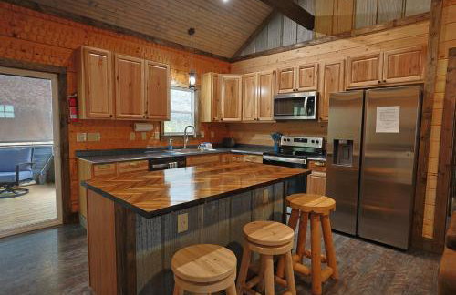 2BR Fishing Cabin w Fire Pit, Hot Tub, EV Charger - Foto 20