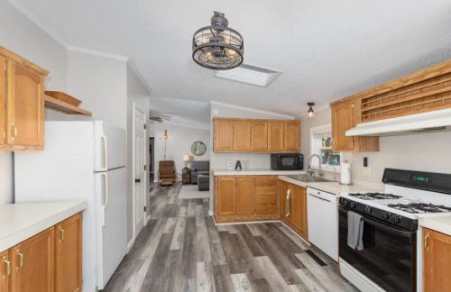 Lakefront Home with Dock Firepit & Private Deck - Foto 6