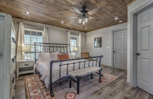 5-Star Cabin wHot Tub, Game Room, & Resort Perks! - Foto 12