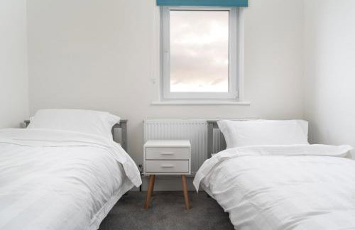 Large newly refurbished modern house, part sea views, south facing garden, parking - Photo 21