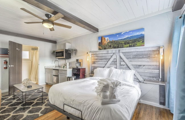 1BD Cozy Suiterestaurants & Hiking!dogs Welcome - Photo 1