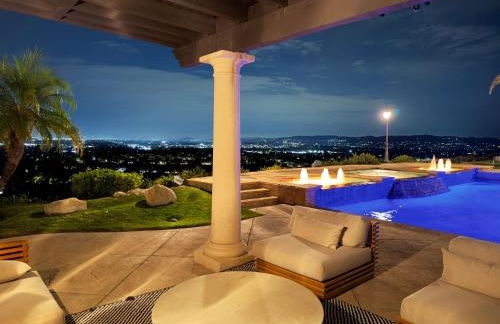 Modern Hilltop Retreat - Foto 16