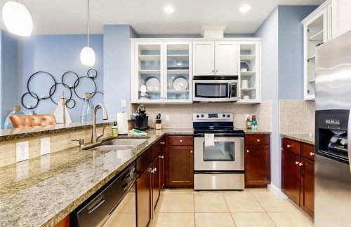Water-View Condo with Balcony, Smart TVs, Washer/Dryer and Pool - Foto 16