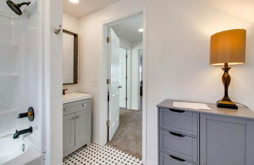 1 Mi to Dtwn Coos Bay Sleek Apt with Deck and Views! - Foto 18