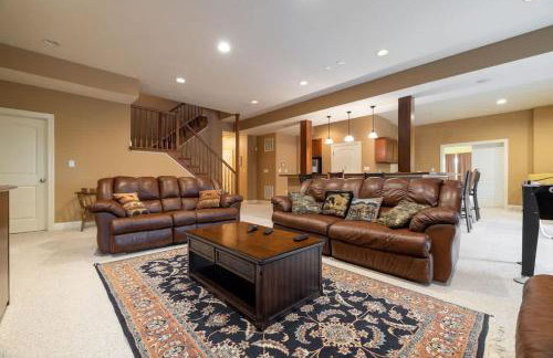 Riverbend Lodge Spacious Riverfront Home with Hot Tub Pool & Mountain view - Foto 69