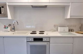 Modern and spacious 2 bedroom apartment with free parking - Photo 3