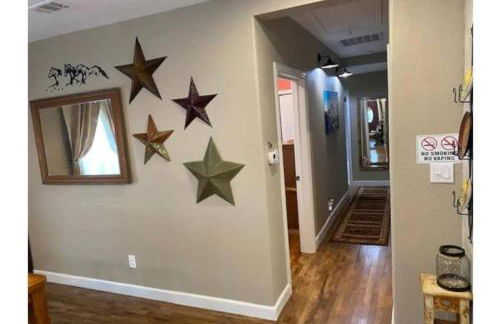 StockYards!-1 block away ! Cowboy Cottage sleeps 9 - Foto 4