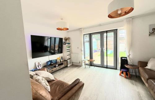 4BD 2BR House with Parking in Gravesend - Foto 1