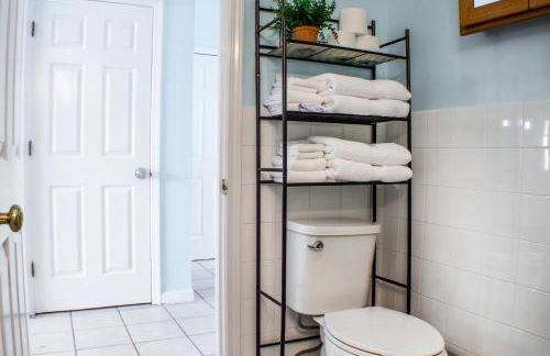 Cozy condo with yard and patio. Long-stay discount available - Foto 18