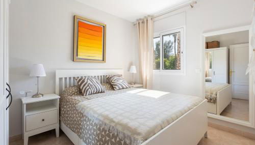 SeaBreezeHeaven - Sea View Apartment, Pool & Spacious Terrace with BBQ - 50m from Sant Pol Beach - Foto 3, wardrobe