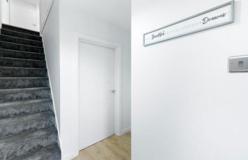 Modern 4 Bedroom House With Parking in Farnham Royal, Slough By 360stays - Foto 38