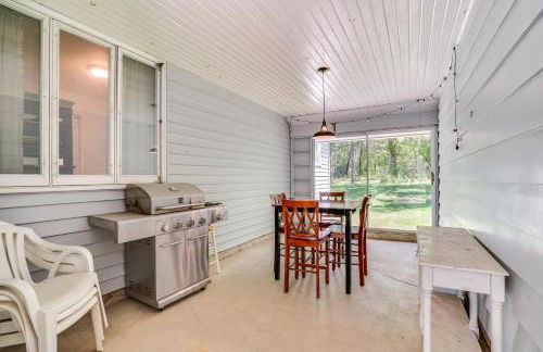 Lakeside Litchfield Home with Patio and Gas Grill! - Foto 23