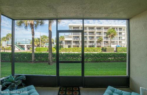 Coastal 2BR Oceanfront Escape, Steps from Sand & Pool - Foto 19