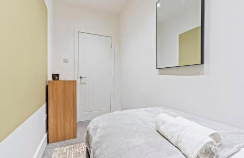 Stylish House - Sleeps 7 - Free Parking, Fast WiFi and Smart TV - Contractors, Groups and Long Stays Welcome by Yoko Property - Foto 16