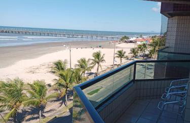 Apartamento pé na areia com sacada e garagem 2 banheiros - Photo 1