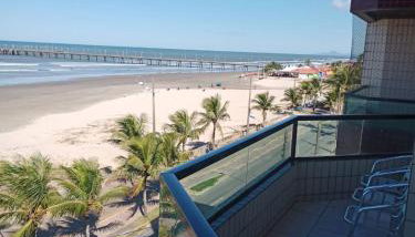 Apartamento pé na areia com sacada e garagem 2 banheiros - Foto 1