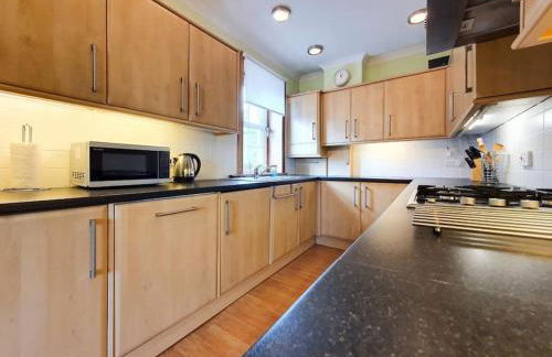 Parkgate Apartment - Near M90, Amazon, Edinburgh - Photo 2