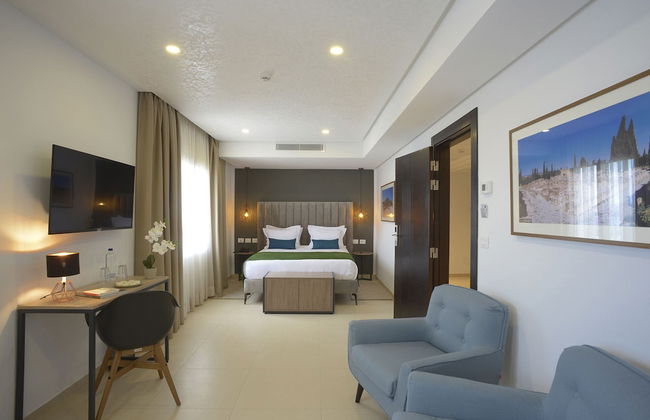 Maia Hotel Suites - Photo 25