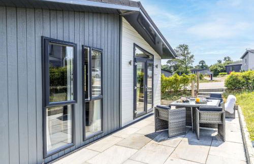 Rose Lodge, 21 Roadford Lake Lodges - Hot Tub, Free Parking and WiFi, Short Walk to Lake - Foto 7