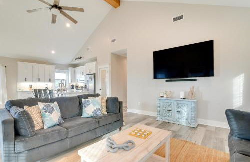 Relax Poolside, Walk to Sand! Galveston Family Gem - Foto 6