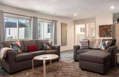 Bright & Stylish 4BR Spot - Close to Downtown Fun - Foto 8