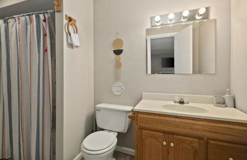 4BR Townhome, Close to Shops & Restaurants, 40 Mins to DC - Foto 21