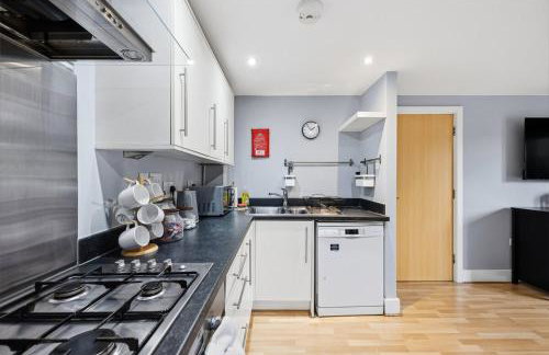 Elegant 2 Bedroom Apartment with Balcony - Near the High Street - Free Parking, Fast Wifi and Sky TV by Yoko Property - Foto 20