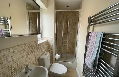 The Iris house is close to city centre and is ideal for tourists, visiting family members or work related activities including contractors - Foto 10