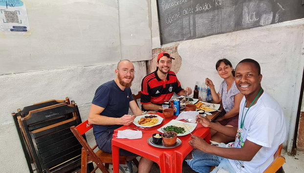 Tour por la favela Santa Marta con comida o partido de fútbol - Foto 5, Podréis disfrutar de un rico almuerzo