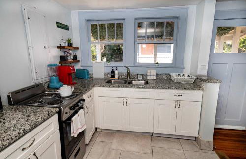 Bright and Sunny Springfield Carriage House - Photo 6