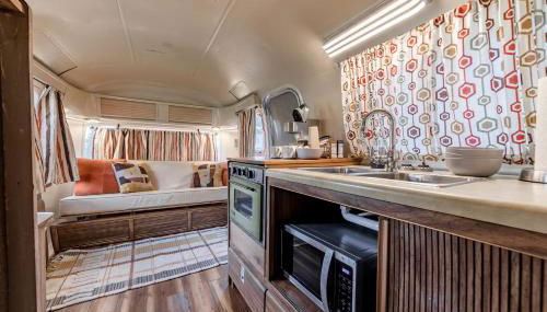 Newly Renovated Camper with Fresh Decor and Tiny Deck in Texas - Foto 4