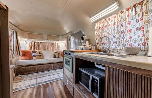 Newly Renovated Camper with Fresh Decor and Tiny Deck in Texas - Foto 4