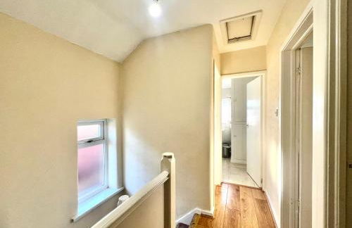 Spacious 3-Bed Family Retreat with Cosy Living and Garden! Free parking - Foto 26