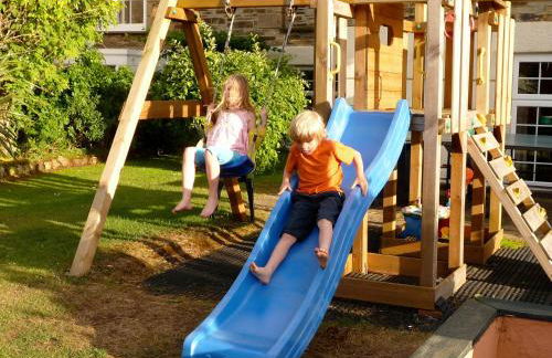 Simply the best ! 4 min walk to Beach, Pubs, Restaurants, Shops, Htd Pool, Hottub, Games rm, 1 acre Garden, BBQ's Coast to Coast cycle path, Beautiful, Bassets acre, Only six 1-3 bedroom SUPERB apartments, Free Parking and WIFI - Foto 22