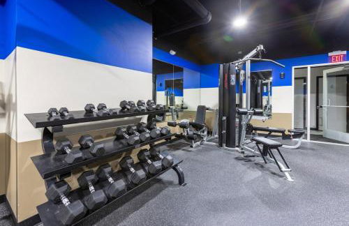 King Bed - Heart of PB - Jaw-Dropping Rooftop and Gym - Foto 5