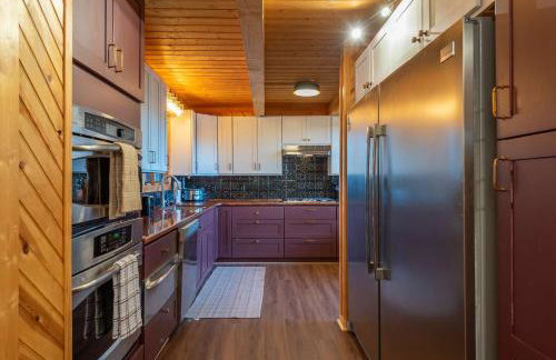 6 Br Cabin Hot Tub Fire Pit Min to Hatley Pointe - Foto 13