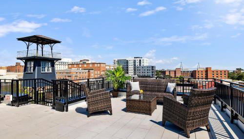 Fire Tower Downtown Gem 1BR with Balcony & Views - Foto 1