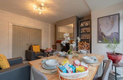 Glenroy Place - sleeps 7, private drive, log burner - Foto 22