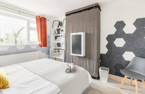 Bright & Stylish 4-Bed Home in the Heart of Morden - Photo 2