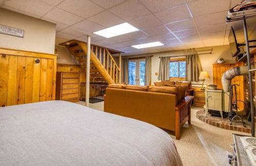 Family-Focused & Pet-Friendly Log Cabin with 4BR 2BA Sleeps 10 - Photo 27