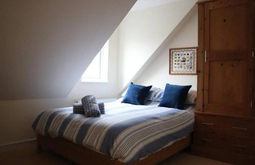 Beach Side Top Floor Property, Balcony & Sea Views - Foto 11