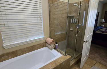 Spacious Eden Getaway w Hot Tub - Foto 34