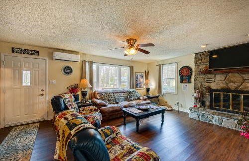 Private Hot Tub and Covered Deck Cozy Whittier Gem - Foto 1