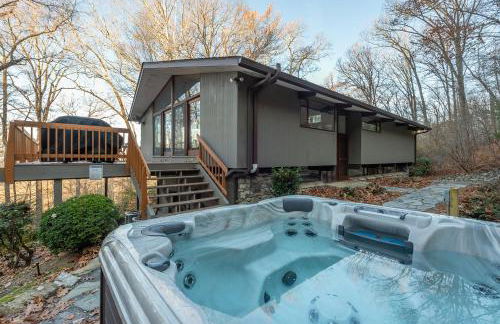 Retro Metro Deck House MCM Gem with Hot Tub & Spectacular Views! - Foto 48