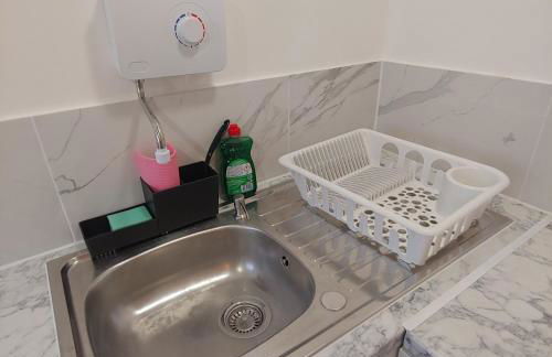 Self Contained, Double Bed Studio, private kitchen, private Bath, Walking distance to Harry Potter - Foto 33