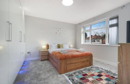 Stylish Home With Free Parking And Easy City Access - Photo 5