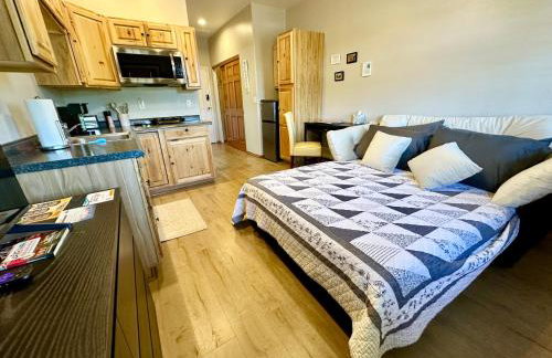 Forest edge, wild mustangs nearby, balcony views By Vacation Your Way - Foto 36