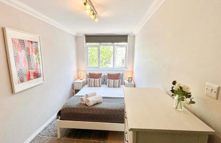 Lovely 4-Bedroom Kilburn Flat with Garden and Parking near Hampstead Heath, Abbey Road by Staylio London - Foto 27